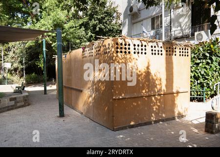 Sukkah en bois dans une cour d'un immeuble résidentiel dans la ville israélienne pendant les vacances juives de Sukkkot Banque D'Images