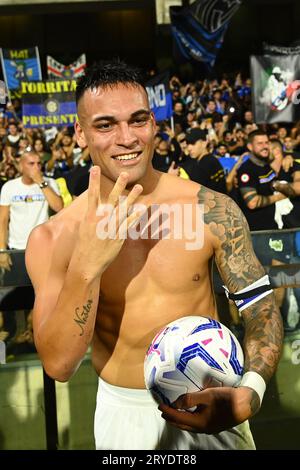 Salerne, Italie. 3 septembre 2023. Lautaro Martínez du FC Internazionale célèbre après avoir marqué un but lors du match Serie A TIM entre l'US Salernitana et le FC Internazionale au Stadio Arechi, Salerne, Italie, le samedi 30 septembre 2023. Crédit : Nicola Ianuale/Alamy Live News Banque D'Images