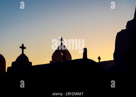 Croix orthodoxes dans l'église Panagia Paraportiani au coucher du soleil Banque D'Images