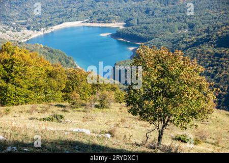 Vue sur le lac montagna Spaccata dans le parc national des Abruzzes Banque D'Images