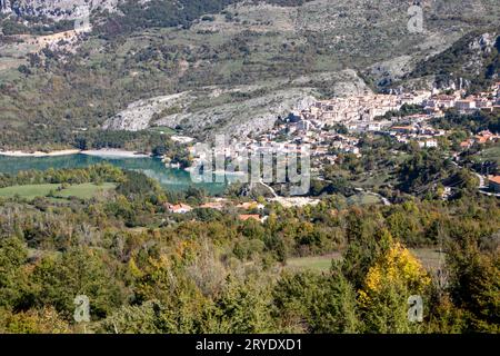 Le village de Barrea et le lac de Barrea dans la région des Abruzzes Banque D'Images