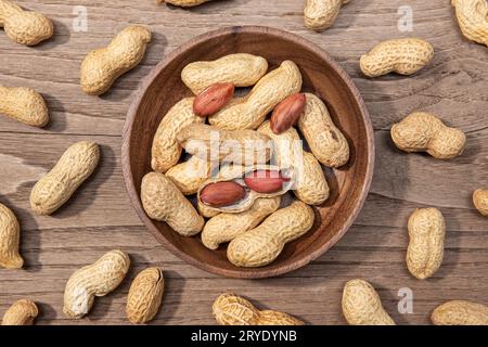 Cacahuètes dans un bol sur une table en bois rustique Banque D'Images