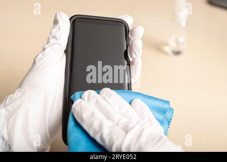 Nettoyage des mains de l'écran du smartphone avec de l'alcool Banque D'Images