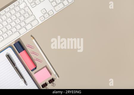 Vue de dessus de Workspace avec quelques fournitures de bureau Banque D'Images