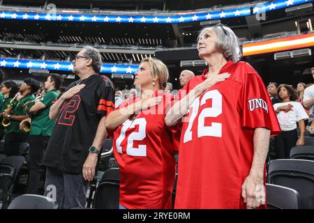 Las Vegas, NV, États-Unis. 30 septembre 2023. Les supporters défendent l'hymne national avant le début du match de football universitaire mettant en vedette les Hawaii Warriors et les UNLV Rebels au Allegiant Stadium de Las Vegas, Nevada. Christopher Trim/CSM/Alamy Live News Banque D'Images