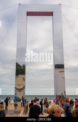 Bournemouth, Dorset, Royaume-Uni, 30 septembre 2023. Artwork 'Portal' par Lucid crée. La structure rectangulaire réfléchissante, miroir et illuminée qui suscite la réflexion se dresse à 15 mètres de haut sur la plage de Bournemouth dans le cadre du festival Arts by the Sea. Crédit : Paul Biggins/Alamy Live News Banque D'Images