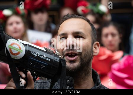 Londres, Royaume-Uni. 30 septembre 2023. Le chef adjoint du Parti Vert, Zack Polanski, prend la parole lors d'un rassemblement contre le projet d'exploitation du champ pétrolier de Rosebank au large des côtes écossaises. Récemment approuvé par l'Autorité de transition de la mer du Nord Rosebank est le plus grand champ pétrolier non exploité dans les eaux britanniques et serait exploité par Equinor, une société norvégienne. Le Premier ministre Rishi Sunak a déclaré qu'il voulait « maximiser » l'extraction de pétrole, tandis que les critiques affirment que Rosebank contribuera à accroître le chauffage mondial, menacera les écosystèmes marins et ne fera rien pour réduire les prix élevés de l'énergie. Crédit : Ron Fassbender/Alamy Live News Banque D'Images