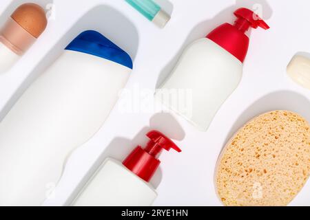 Assortiment de produits d'hygiène personnelle sur fond blanc Banque D'Images