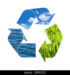 Illustration recyclage symbole des éléments de la nature, herbe verte, ciel bleu et eau de mer isolé sur fond blanc Banque D'Images