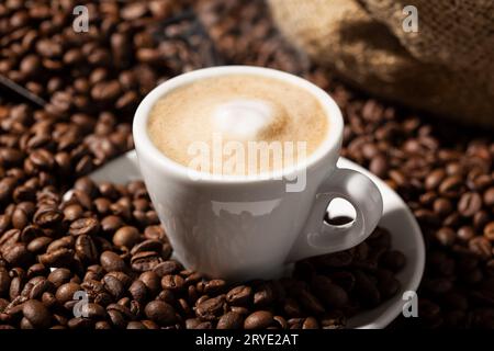 Cappuccino ou café avec tasse de lait et grains torréfiés Banque D'Images