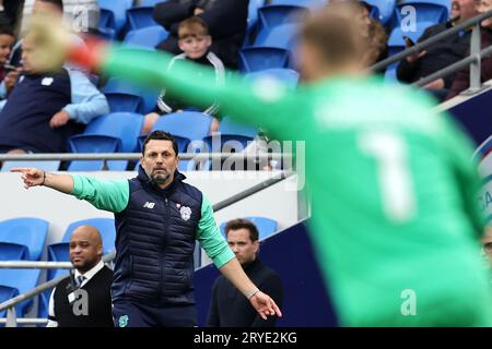 Cardiff, Royaume-Uni. 30 septembre 2023. Erol Bulut, le Manager de Cardiff City réagit sur la ligne de touche. Match de championnat EFL Skybet, Cardiff City contre Rotherham Utd au Cardiff City Stadium à Cardiff, pays de Galles, le samedi 30 septembre 2023. Cette image ne peut être utilisée qu'à des fins éditoriales. Usage éditorial uniquement, photo par Andrew Orchard/Andrew Orchard photographie sportive/Alamy Live News crédit : Andrew Orchard photographie sportive/Alamy Live News Banque D'Images