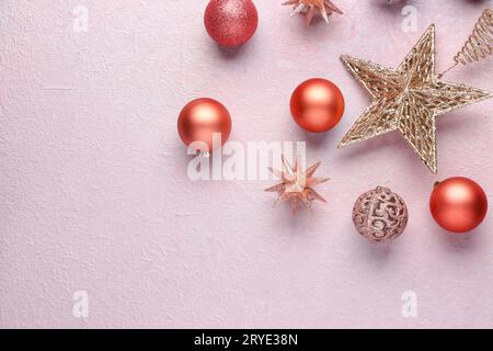 Boules de Noël et étoiles sur fond rose Banque D'Images