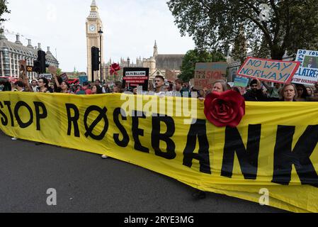 Londres, Royaume-Uni. 30 septembre 2023. Les militants de Fossil Free London protestent contre le projet d'exploitation du champ pétrolier de Rosebank au large des côtes écossaises. Récemment approuvé par l’Autorité de transition de la mer du Nord, Rosebank est le plus grand champ pétrolier non exploité dans les eaux britanniques et serait exploité par Equinor, une entreprise publique norvégienne. Le Premier ministre Rishi Sunak a déclaré qu'il voulait « maximiser » l'extraction de pétrole, tandis que les critiques affirment que Rosebank contribuera à accroître le chauffage mondial, menacera les écosystèmes marins et ne fera rien pour réduire les prix élevés de l'énergie. Crédit : Ron Fassbender/Alamy Live News Banque D'Images