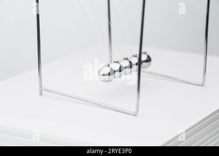 Pendule sur fond blanc Banque D'Images