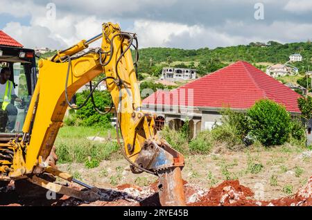 Jackhammer brise de grosses pierres dans Trench Banque D'Images