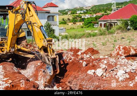 Jackhammer brise des pierres dans Trench Banque D'Images