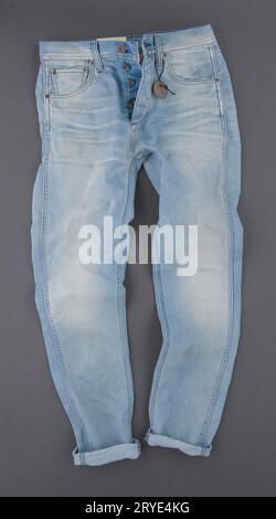 Jeans sur fond gris Banque D'Images