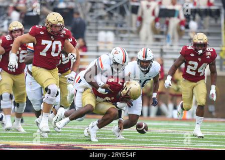 Alumni Stadium. 30 septembre 2023. MA, États-Unis ; le quarterback Thomas Castellanos (1) des Eagles de Boston College s'enflamme lors du match de football de la NCAA entre les cavaliers de Virginie et les Eagles de Boston College à l'Alumni Stadium. Anthony Nesmith/CSM/Alamy Live News Banque D'Images