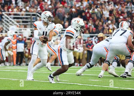 Alumni Stadium. 30 septembre 2023. MA, USA ; le quarterback Tony Muskett (11) de Virginia cavaliers en action lors du match de football NCAA entre Virginia cavaliers et Boston College Eagles au stade Alumni. Anthony Nesmith/CSM/Alamy Live News Banque D'Images