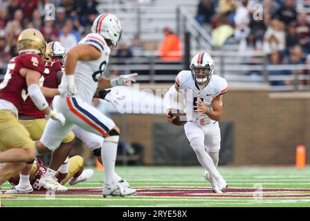 Alumni Stadium. 30 septembre 2023. MA, États-Unis ; le quarterback Tony Muskett (11) de Virginia cavaliers se bat lors du match de football NCAA entre Virginia cavaliers et Boston College Eagles au stade Alumni. Anthony Nesmith/CSM/Alamy Live News Banque D'Images