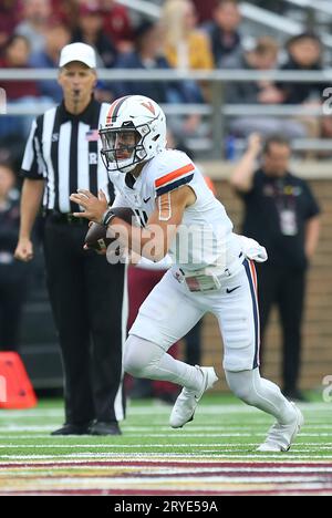 Alumni Stadium. 30 septembre 2023. MA, États-Unis ; le quarterback Tony Muskett (11) de Virginia cavaliers court avec le ballon pendant le match de football de la NCAA entre Virginia cavaliers et Boston College Eagles au stade Alumni. Anthony Nesmith/CSM/Alamy Live News Banque D'Images