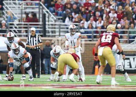 Alumni Stadium. 30 septembre 2023. MA, USA ; le quarterback Tony Muskett (11) de Virginia cavaliers en action lors du match de football NCAA entre Virginia cavaliers et Boston College Eagles au stade Alumni. Anthony Nesmith/CSM/Alamy Live News Banque D'Images