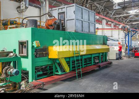Production de profilés en aluminium pour fenêtres et portes Banque D'Images