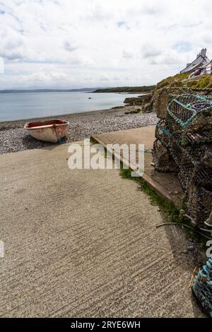 Plage de pierres populaire, Moelfre, Anglesey, pays de Galles du Nord, Royaume-Uni, portrait Banque D'Images