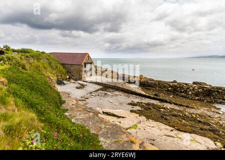 L'ancienne station ou maison de sauvetage, aujourd'hui abandonnée et redondante, Moelfre, Anglesey, North Wales, Royaume-Uni, paysage, grand angle Banque D'Images