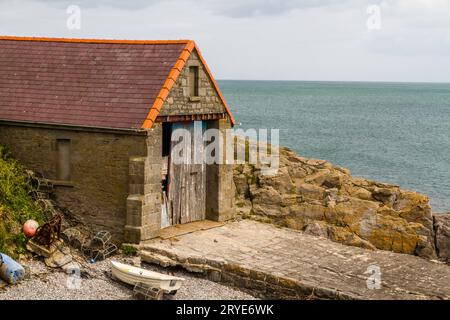 L'ancienne station ou maison de sauvetage, aujourd'hui abandonnée et redondante, Moelfre, Anglesey, North Wales, Royaume-Uni, paysage, gros plan Banque D'Images