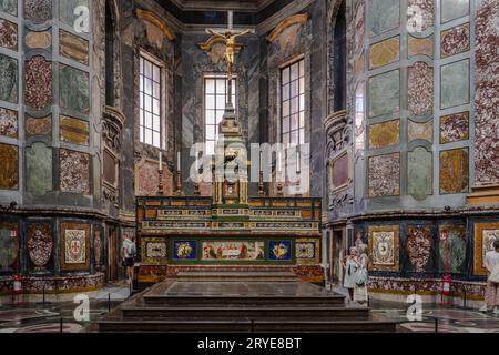 Florence, Italie — 3 septembre 2023. Une photo grand angle de l'autel dans la chapelle des Médicis. Banque D'Images