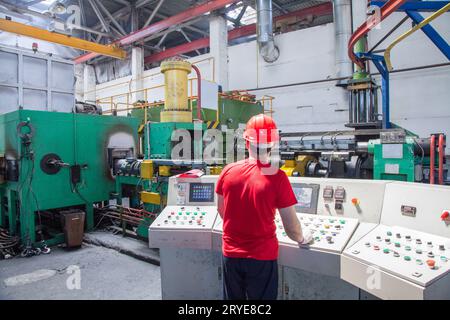Production de profilés en aluminium pour fenêtres et portes Banque D'Images