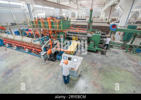 Production de profilés en aluminium pour fenêtres et portes Banque D'Images