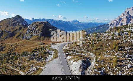 Vue aérienne avec drone de route depuis le col de Valparola dans le Tyrol du Sud, Italie Banque D'Images