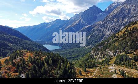 Vue aérienne avec un drone de Staller Sattel, un col de montagne dans les Alpes orientales Banque D'Images