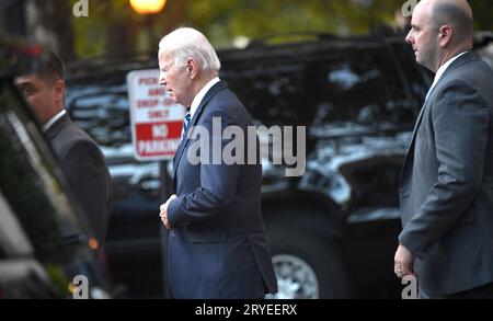 Washington, États-Unis. 30 septembre 2023. Le président Joe Biden arrive pour des services à l'église Holy Trinity de Georgetown, samedi 30 septembre 2023, à Washington, DC. Le Congrès continue de débattre des questions de dépenses alors qu'un arrêt du gouvernement se profile. ISP POOL photo de Mike Theiler crédit : Abaca Press/Alamy Live News Banque D'Images