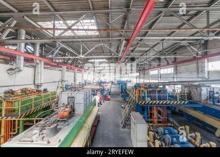 Production de profilés en aluminium pour fenêtres et portes Banque D'Images