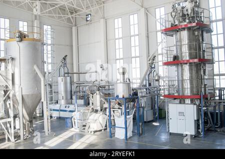 Usine pour la production de granulés en plastique pour animaux de compagnie. Installation de granules de PET Banque D'Images