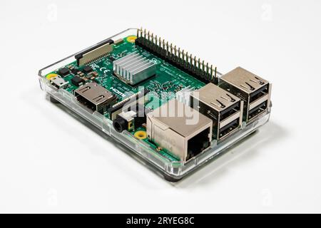 Lake Elsinore, CA, USA - 30 septembre 2023 : gros plan d'un ordinateur Raspberry Pi 3B. Banque D'Images