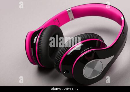 Gros plan casque rose moderne sur la table grise Banque D'Images