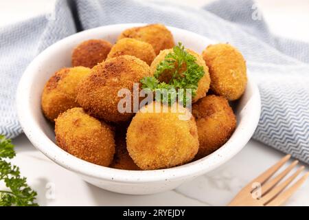 Croquettes maison dans un bol en céramique Banque D'Images