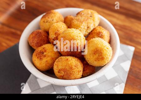 Croquettes maison dans un bol en céramique Banque D'Images