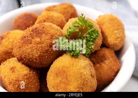 Croquettes maison dans un bol en céramique Banque D'Images