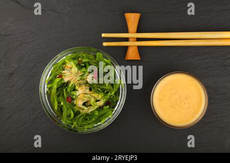 Salade d'algues wakame vertes avec sauce satay Banque D'Images