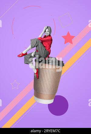 Café à emporter. Femme assise sur une tasse de papier à emporter sur fond violet, illustration élégante Banque D'Images