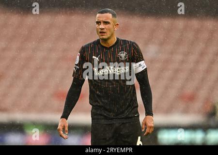 Oliver Norburn #6 de Blackpool lors du match Sky Bet League 1 Barnsley vs Blackpool à Oakwell, Barnsley, Royaume-Uni, le 30 septembre 2023 (photo de Craig Thomas/News Images) Banque D'Images