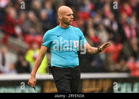 Arbitre Charles Breakspear lors du match Sky Bet League 1 Barnsley vs Blackpool à Oakwell, Barnsley, Royaume-Uni, le 30 septembre 2023 (photo Craig Thomas/News Images) Banque D'Images