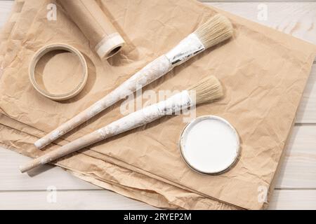 Ensemble de pinceaux d'outils de peinture, ruban de masquage, papier Banque D'Images