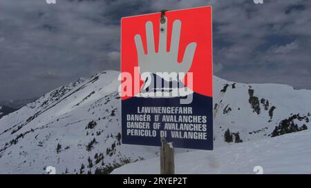 Panneau d'avertissement danger d'avalanches Banque D'Images