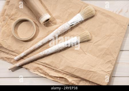 Ensemble de pinceaux d'outils de peinture, ruban de masquage, papier Banque D'Images